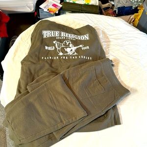 Army green True Religion men’s sweatsuit pants xl, xxl hoodie